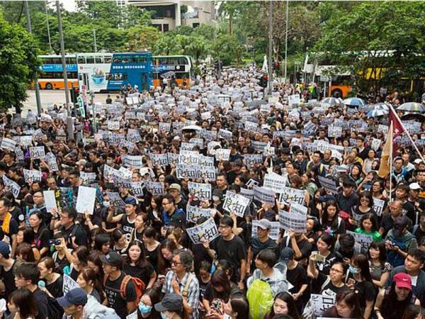 Penunjuk perasaan anti-kerajaan berarak di daerah Hung Hom Hong Kong. - Foto AFP