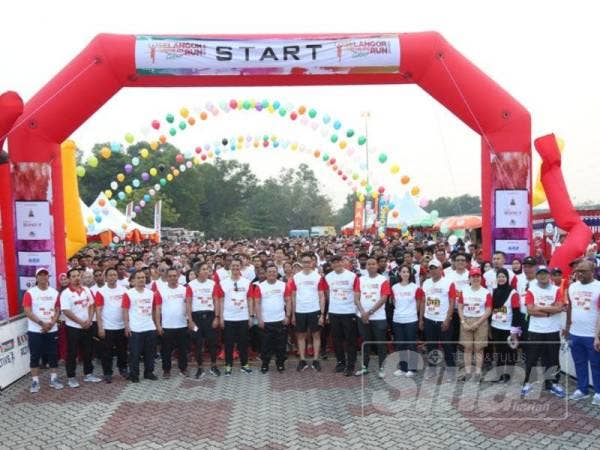 Amirudin (tengah) ketika hadir merasmikan majlis Flag-Off SCCR 2019 di Stadium Shah Alam di sini hari ini.