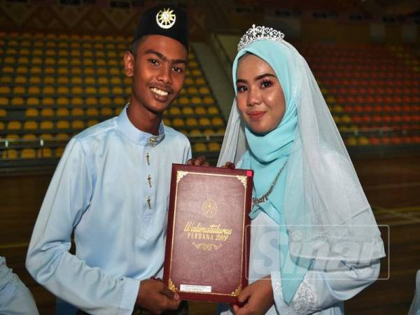 Pasangan muda Muhammad Shamsol Hasan dan Puteri Nurul Syamimie ketika majlis perasmian dan resepsi Walimatul Urus Perdana 2019 di Stadium Negeri di sini semalam.