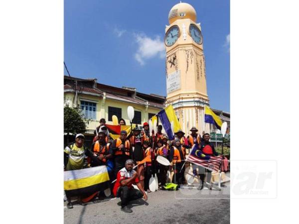 Murad (duduk, depan) bersama peserta kayak mengabdikan kenangan di Menara Jam Parit yang dibina sempena Kemerdekaan pada 1957.