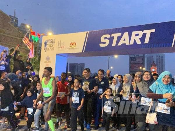 Mohamed Azmin berlepas bersama peserta larian WSC Run 2019 kategori 5 kilometer di Dataran Merdeka hari ini