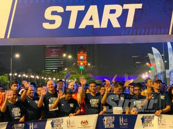 Mohamed Azmin bersama peserta larian WSC Run 2019 di Dataran Merdeka hari ini.