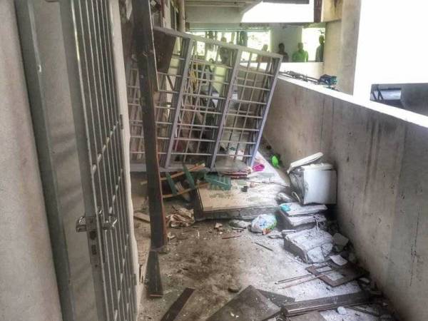 Dinding rumah mangsa runtuh akibat letupan dalam kejadian pagi tadi. - Foto Ihsan Bomba