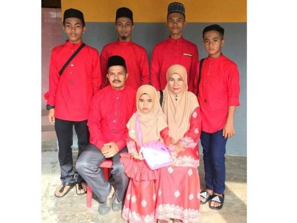 Foto kenangan mereka sekeluarga ketika dirakam pada Aidilfitri lalu.