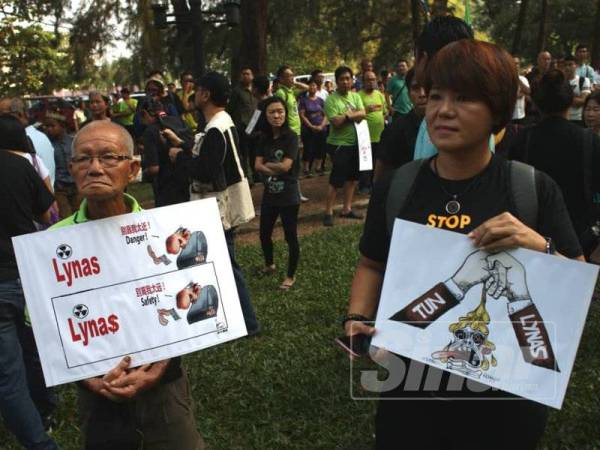 Sebahagian peserta memegang sepanduk yang mengecam tindakan kerajaan membenarkan Lynas beroperasi di Kuantan