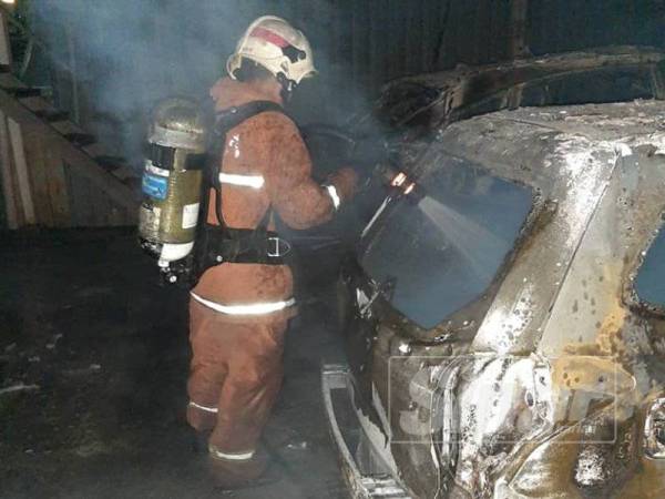 Pihak Bomba sedang menjalankan kerja pemadaman di lokasi kejadian.