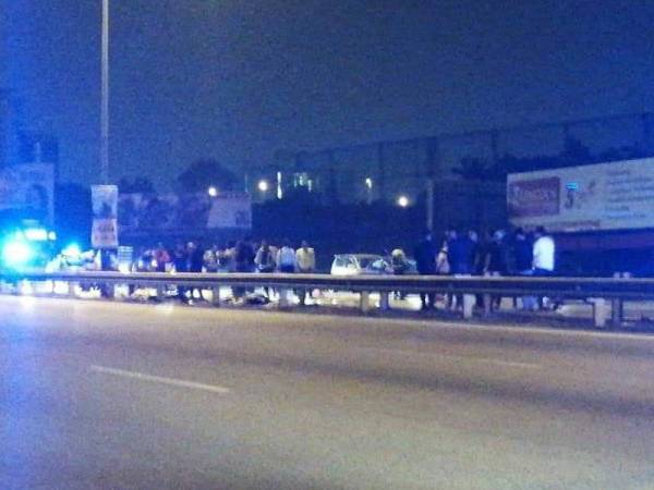 Kemalangan di Kilometer 17.4 Lebuhraya Persekutuan, Shah Alam pagi semalam meragut nyawa dua remaja. Foto: Ihsan pembaca