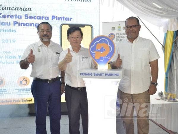 Kon Yeow (tengah) bersama Jagdeep (kiri) dan Abdul Halim merasmikan fasa perintis PSP tadi.