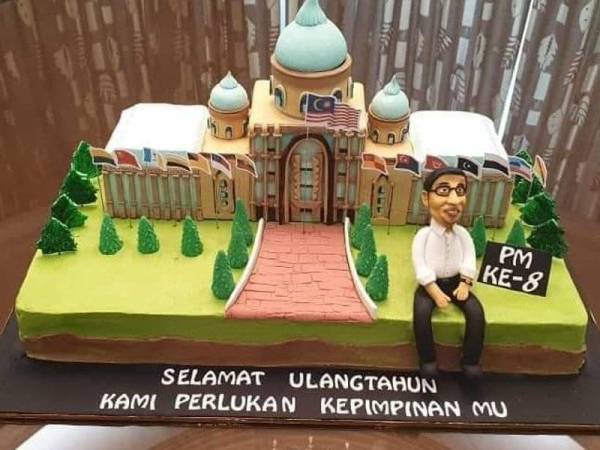 Gambar Anwar bersama kek berbentuk pusat pentadbiran kerajaan, Putrajaya yang tular di media sosial.