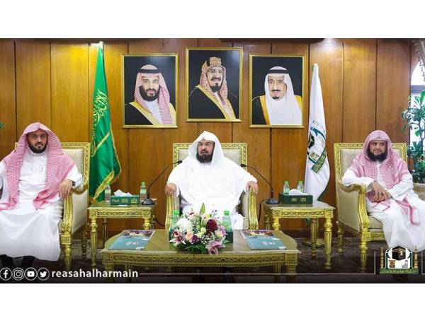 As-Sudais (tengah) mengecam keras serangan pengganas terhadap lapangan minyak di timur Arab Saudi.