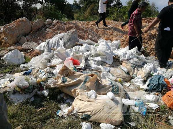 Pelbagai jenis sisa ditemui di jalan masuk ke Kampug Perigi Acheh.