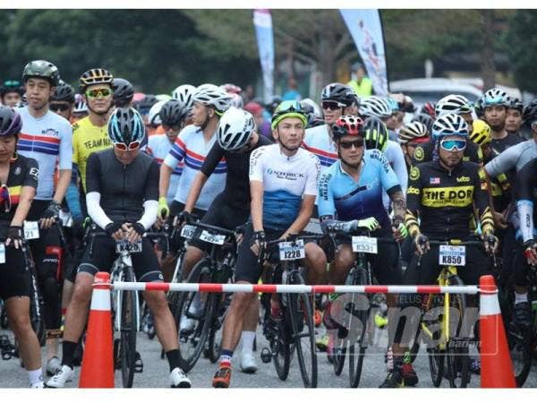 Antara peserta yang terlibat dalam pertandingan berbasikal Shah Alam International Enduride (Endurance Ride) 2019 di AEON Big Bukit Rimau, Kota Kemuning di sini.