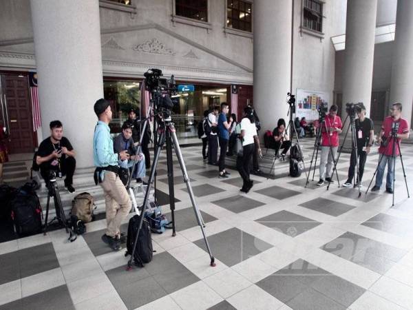 Pengamal media tempatan dan antarabangsa berkumpul di pekarangan Mahkamah Tinggi Kuala Lumpur bagi sebutan kes 1MDB. - Foto Sinar Harian ZAHID IZZANI