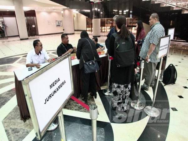 Pihak mahkamah menyediakan pas khas untuk Pengamal media tempatan dan antarabangsa di Mahkamah Tinggi Kuala Lumpur bagi sebutan kes