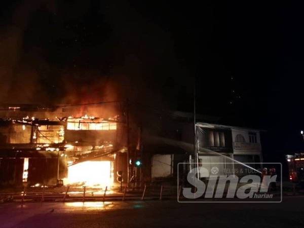 Api sedang marak memusnahkan lima unit kedai dalam kebakaran di Jalan Sultan Mohamad, Kampung Gong Kapas, di sini, malam tadi.