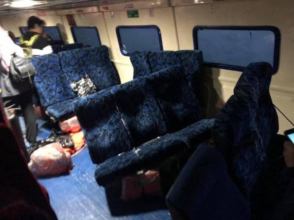 Beberapa kerusi patah dan feri rosak ketika dalam perjalanan dari Kuala Kedah ke Langkawi akibat cuaca buruk pada Sabtu lepas.