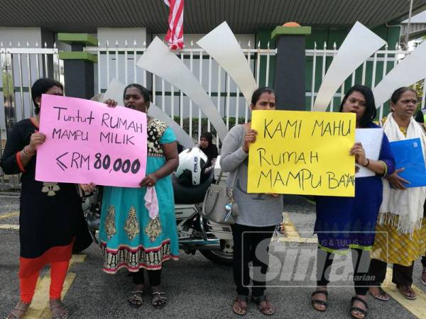 Penduduk yang telah berada di hadapan Wisma Pahang seawal jam 9.45 pagi mengharapkan agar kerajaan negeri mampu menyediakan rumah mampu milik di Cameron Highlands.