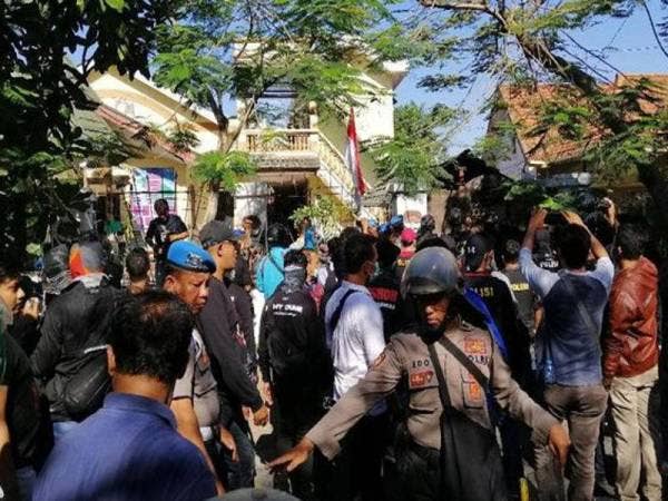 Suasana Asrama Mahasiswa Papua di Surabaya ketika mahasiswa yang dituduh merosakkan bendera Indonesia ditahan secara paksa oleh pihak polis Sabtu lalu. - Foto CNN Indonesia/Farid Miftah