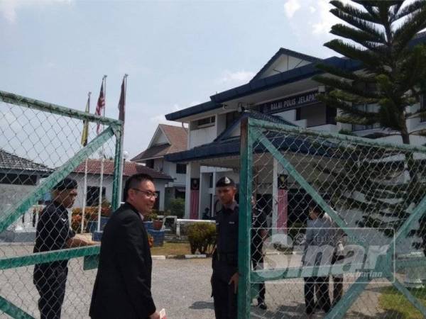 Cheok Keng dilihat masuk ke perkarangan Balai Polis Jelapang selepas Yew Yin tiba memberi keterangan kepada polis.