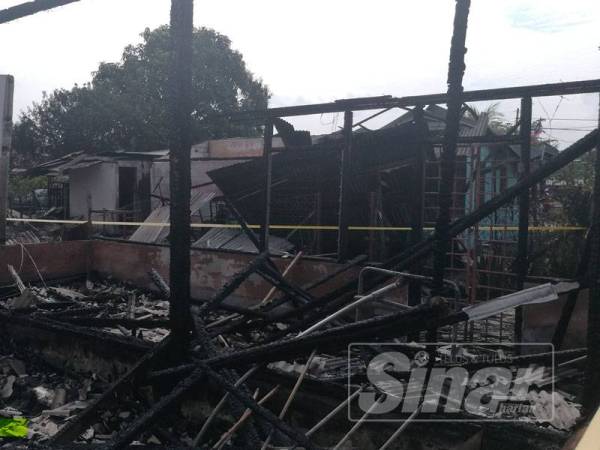 Keadaan rumah sewa yang hangus terbakar di Kampung Parit Pasir Pekan Nanas, malam tadi.