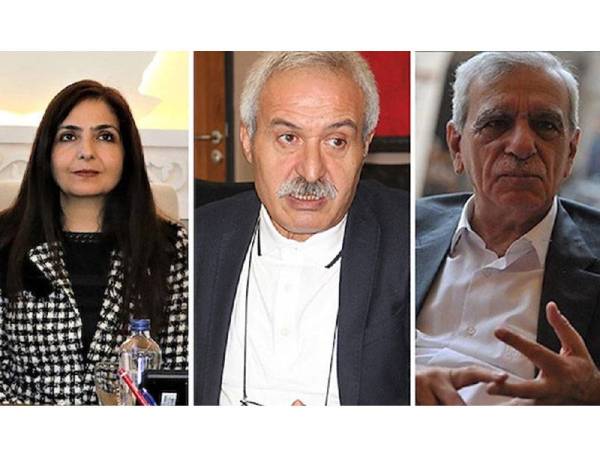 Ketiga-tiga Datuk Bandar dipecat kerana dituduh mempunyai hubungan dengan parti Pekerja Kurdistan (PKK) yang diharamkan.