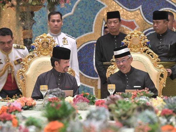 Yang di-Pertuan Agong Al-Sultan Abdullah Ri’ayatuddin Al-Mustafa Billah Shah (duduk, kanan) bersama Sultan Brunei Sultan Hassanal Bolkiah berkenan berangkat pada Majlis Santapan Malam Negara di Istana Nurul Iman malam ini. - Foto BERNAMA