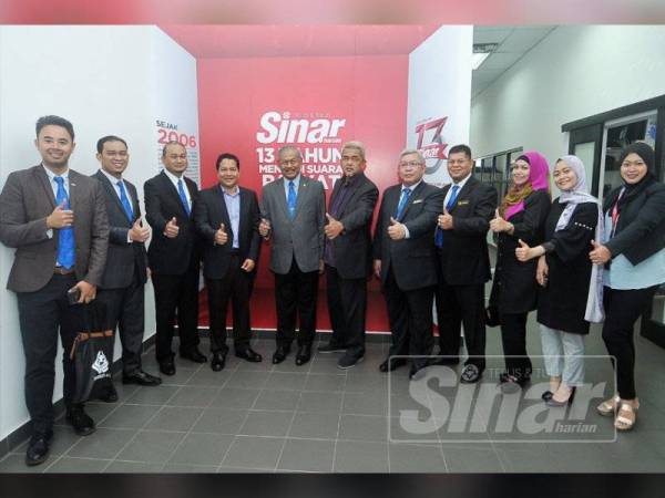 Abdul Aziz Ibrahim bersama kakitangan bergambar ketika mengadakan lawatan ke Kumpulan Media Karangkraf. (Foto Sinar Harian/Rosli Talib)