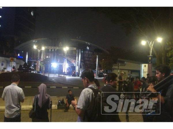 Zakir hadir ke Bukit Aman pada jam 3.15 petang sebelum keluar pada jam 1.30 pagi tadi untuk proses merekod keterangan berhubung kenyataan kontroversinya baru-baru ini.