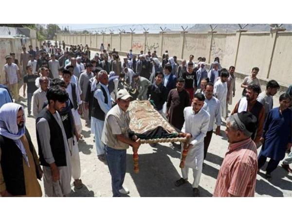 Upacara pengebumian mangsa insiden letupan terbabit telah mula dijalankan. - Foto Reuters