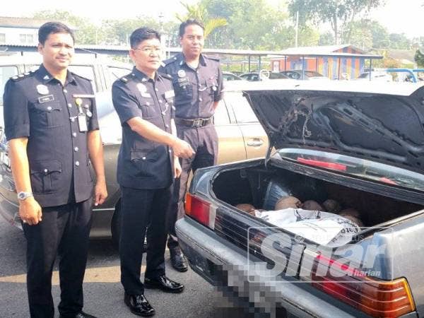 Chee Khoon (tengah) bersama pegawainya menunjukkan barangan dirampas pada sidang media di IPD Sabak Bernam di sini.