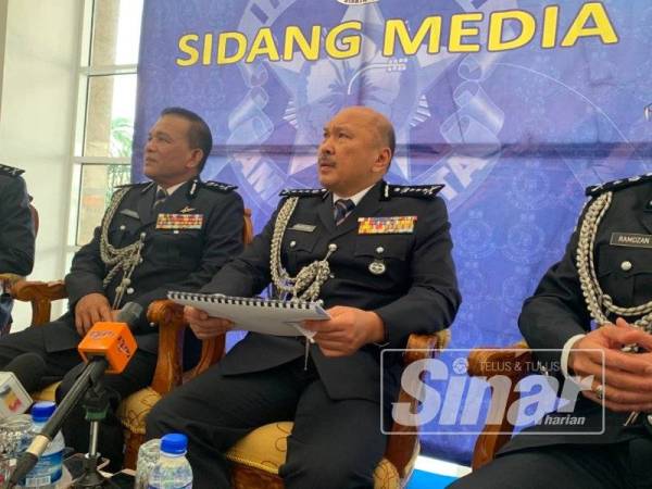 Kamarudin (tengah) ketika berucap pada sidang media di sini hari ini.