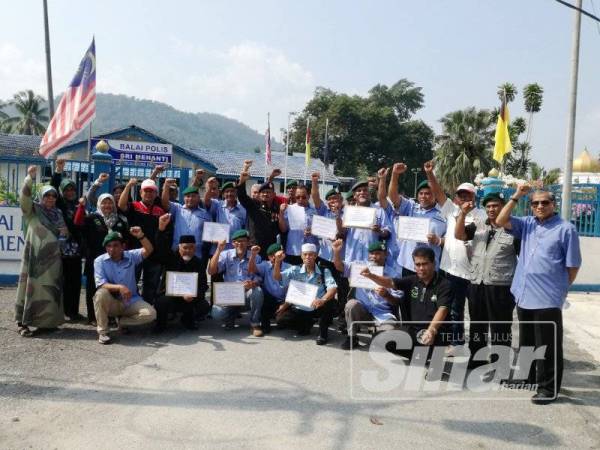 Pahlawan Patriotik membuat laporan polis di Balai Polis Seri Menanti di sini hari ini.