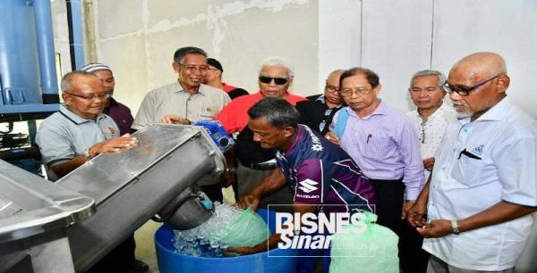 Kilang ais batu bernilai hampir RM4500,000 dibina oleh Koperasi Setiajaya Pulau Redang Kuala Terengganu Berhad di Pulau Redang.