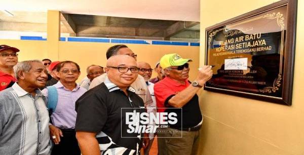 Nordin ketika melakukan simbolik perasmian kilang ais batu di Pulau Redang, Terengganu baru-baru ini.