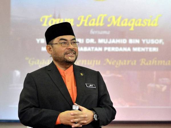 Dr Mujahid memberi penerangan pada Program Town Hall Rahmatan Lil 'Alamin dan Pelancaran Program Dakwah Kawasan Operasi (PRODAKSI) 2019 peringkat Wilayah Persekutuan Labuan di Kompleks Darul Kifayah MAIWP. - Foto Bernama