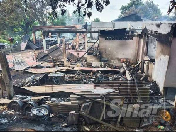 Kebakaran rumah berlaku di Felda Tenggaroh 2 petang tadi yang turut mengakibatkan lima buah kenderaan terbakar.