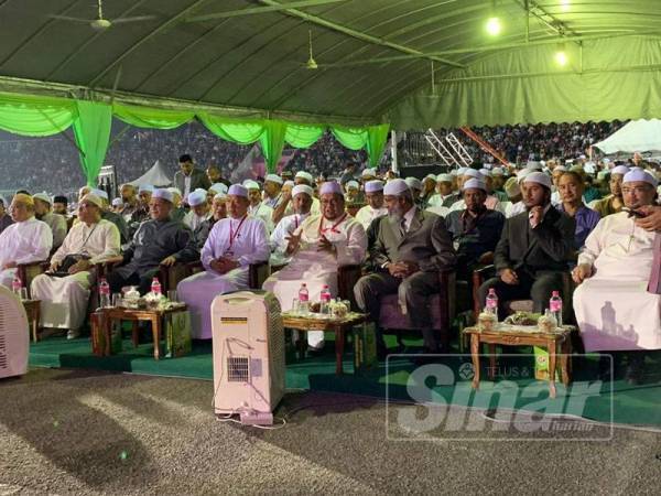 Lebih 70,000 pengunjung membanjiri Stadium Sultan Muhammad IV untuk mengikut secara dekat perkongsian ilmu oleh Zakir Naik.