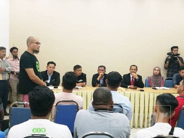 Sesi dialog ketika perjumpaan bersama penjaja-penjaja di lampu isyarat simpang jalan negeri Terengganu di Dewan Konvensyen, YPU bersama Mohd Nurkhuzaini hari ini.