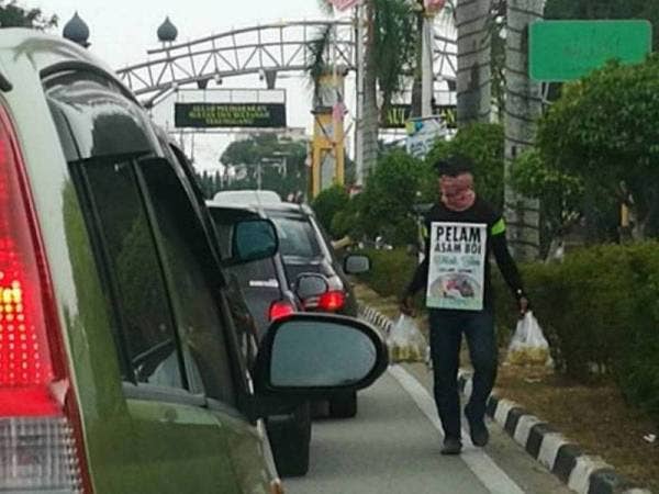 Dianggarkan seramai 12 pengusaha yang terlibat menjalankan perniagaan di persimpangan lampu isyarat di negeri ini dengan mengupah lebih 100 pekerja untuk membantu melancarkan urus niaga.