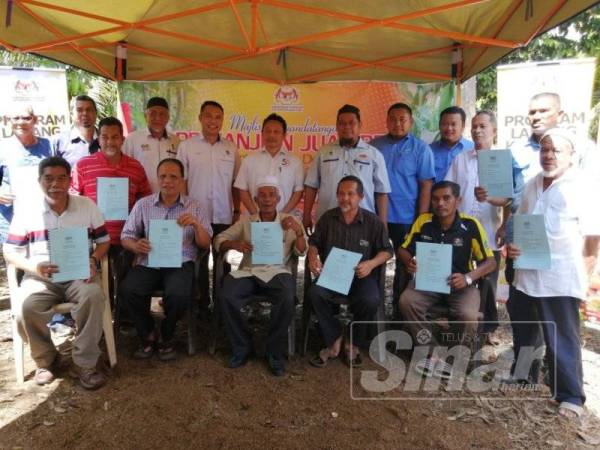 Para usahawan duku bergambar kenangan bersama Mohd Anis (berdiri, tujuh dari kanan) dan Fauzi (berdiri, enam dari kanan) semalam.