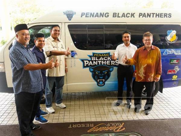 Abd Hafiz (dua dari kiri), Ahmad (tiga dari kiri) dan Frederick (kanan) bersama kenderaan rasmi yang akan digunakan oleh Penang Black Panthers.