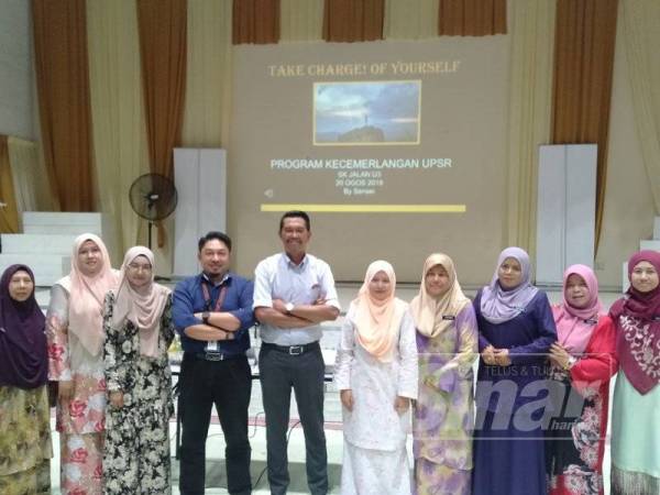 Wan Mohd Irfan (empat dari kiri) bersama guru dan penceramah program tersebut.