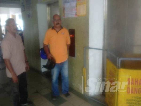 Nik Ali bersama Hussin melihat lif rosak di Blok E.