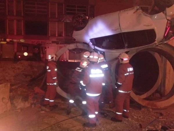 Keadaan kereta dinaiki mangsa yang terbabas dan terbalik di Lebuhraya Silk pagi tadi.