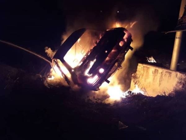 Kereta yang terbakar di Jalan Temerloh-Jerantut dekat Kampung Paya Keladan di sini awal pagi tadi.