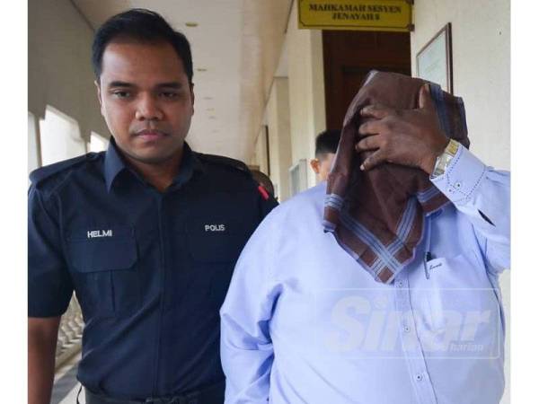 M Moorthi keluar dari Mahkamah Sesyen di sini, selepas didakwa atas dua pertuduhan meminta dan memperoleh suapan RM2,000, dua tahun lalu. -Foto SHARIFUDIN ABD RAHIM
