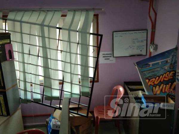 Penjenayah dipercayai masuk melalui tingkap yang telah diumpil.