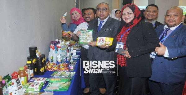 Muhammad Razman dan Nazilah (dua dari kanan) menunjukkan produk keluaran usahawan Bumiputera pada Persidangan Pemasar Tempatan di Pejabat Risda Negeri di Shah Alam, Selangor hari ini.