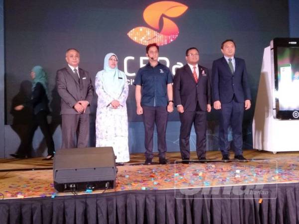 Amirudin (dua dari kanan) bersama tetamu kerhormat lain yang menghadiri Pelancaran Agenda Tanpa Tunai Smart Selangor semalam.