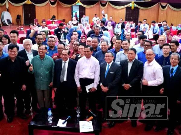 Ab Rashid (tujuh dari kiri) bergambar bersama peserta yang hadir pada program libat urus Reformasi Sistem dan Undang-Undang Pilihan Raya di Dewan Ukir Mall, Alor Setar hari ini.